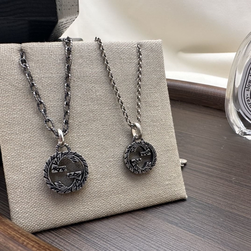 G*u*i necklaces